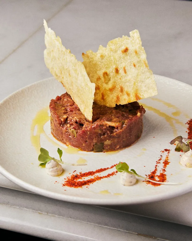 Chef Pablo Cobo emplatando un plato
