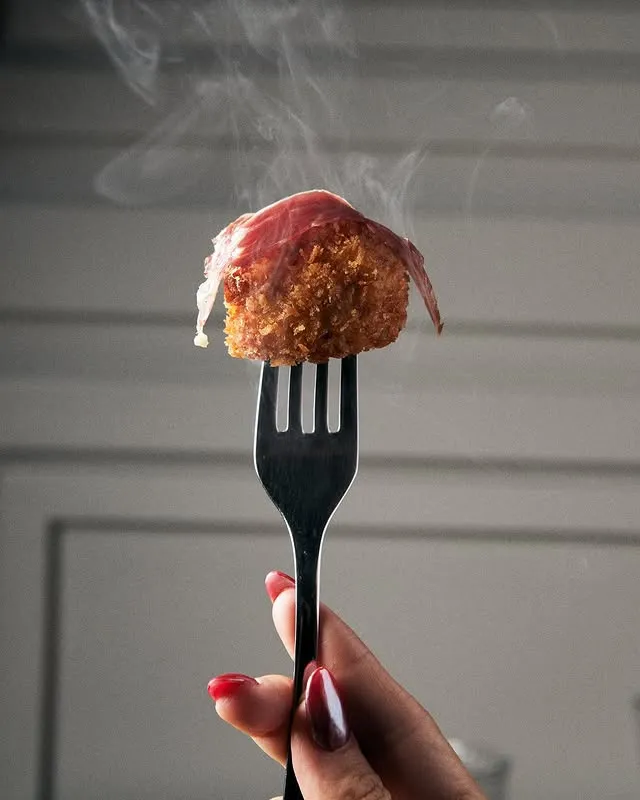 Croqueta artesana servida en tenedor