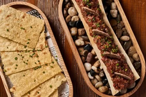 Tartar de atún con crackers